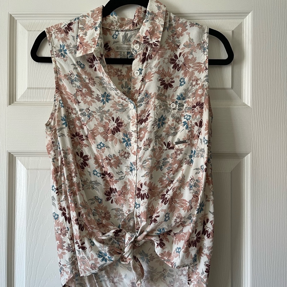 Collared sleeveless top